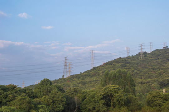 高山山坡铁塔电线