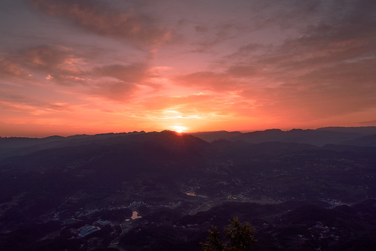 湖北宜昌市兴山县仙侣山日出