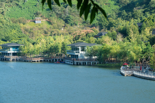 沿湖建筑