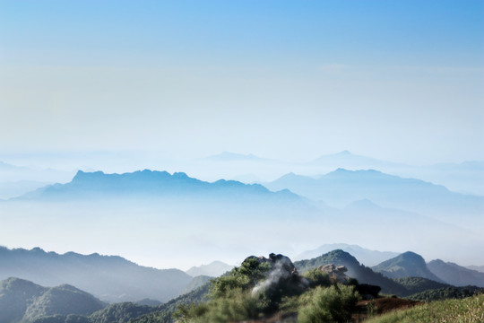 云海山峦水墨画云层