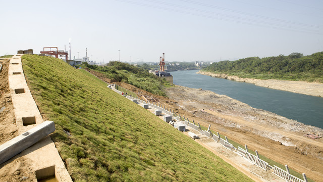 来宾城南河堤改建