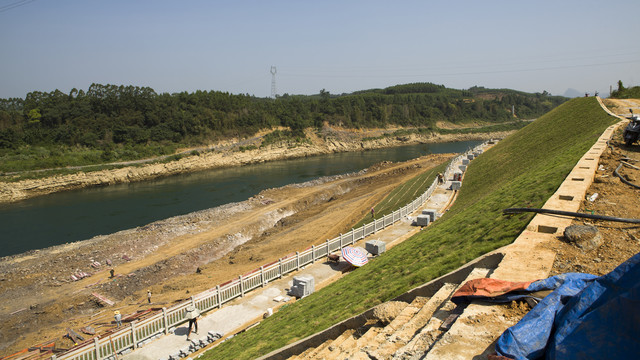 来宾城南河堤改建