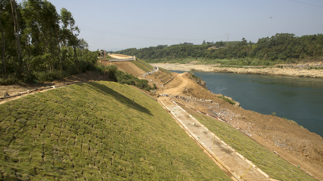 来宾城南河堤改建