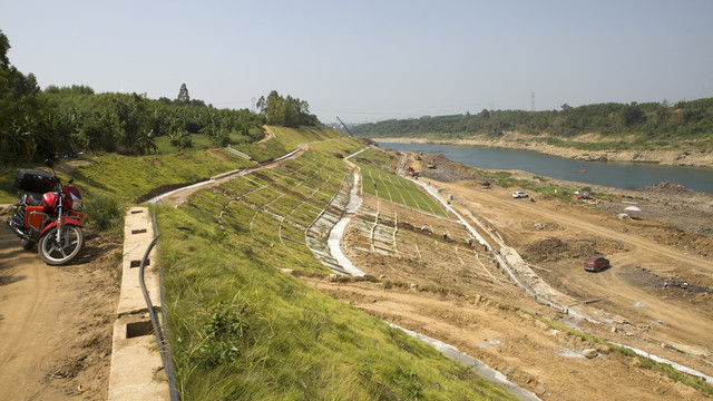 来宾城南河堤改建