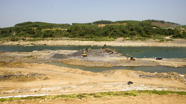 来宾城南河堤改建