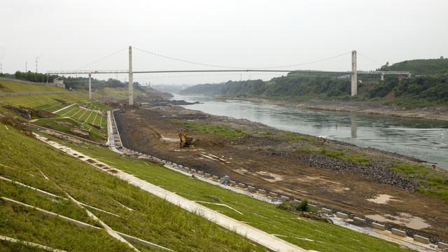 来宾城南河堤改建