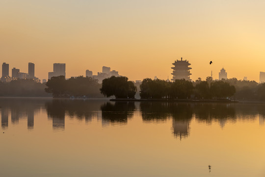 满湖霞光的城市景观