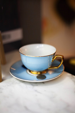 一个蓝色漂亮的红茶茶杯