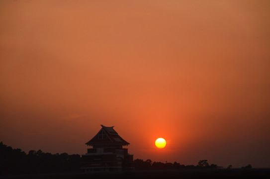 夕阳日落下的古建筑剪影