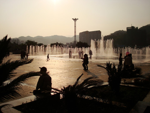 公园的喷泉广场与人的剪影