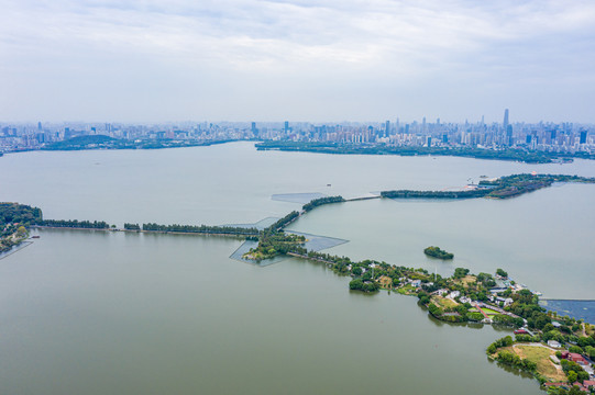 航拍武汉东湖绿道风景区湖中道