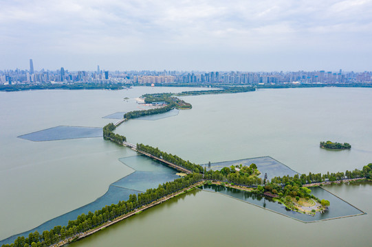 航拍武汉东湖绿道风景区湖中道