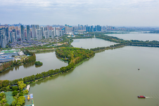 航拍武汉东湖绿道风景区湖中道