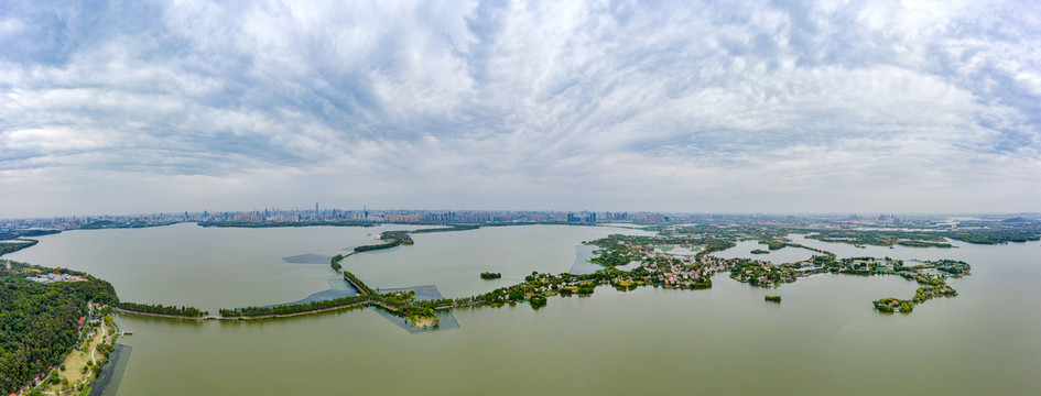 航拍武汉东湖绿道湖中道全景图