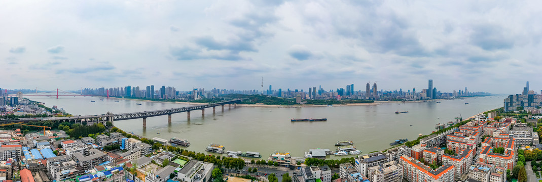 航拍武汉长江大桥地标建筑全景
