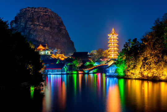 中国广西桂林木龙湖木龙塔夜景