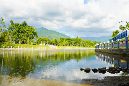 小河流水