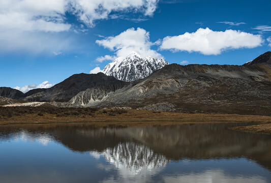 雅拉雪山湖泊倒影