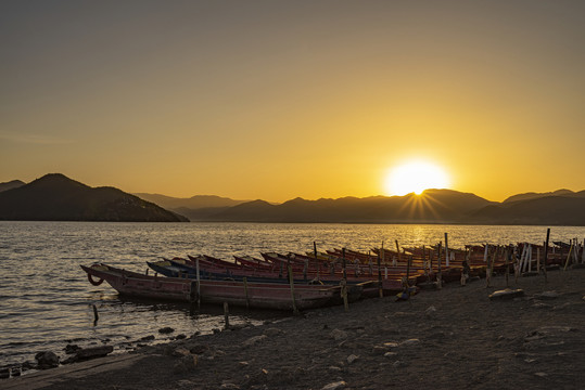 泸沽湖日出