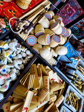 老街杂货铺中的竹艺瓷器