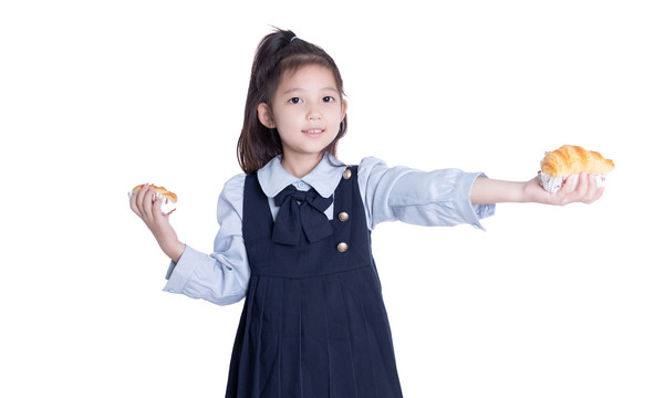 小学生女孩手持美食