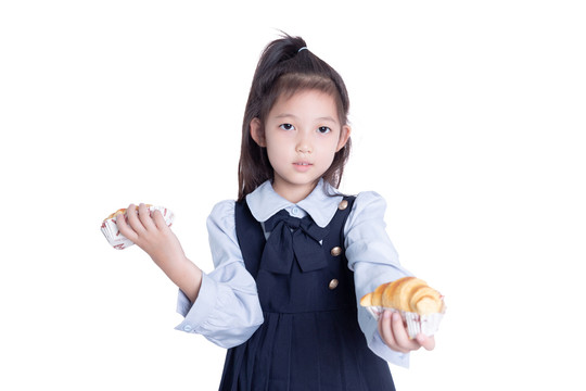 小学生女孩递美食