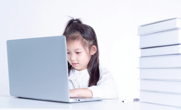 书桌电脑前学习的小女孩