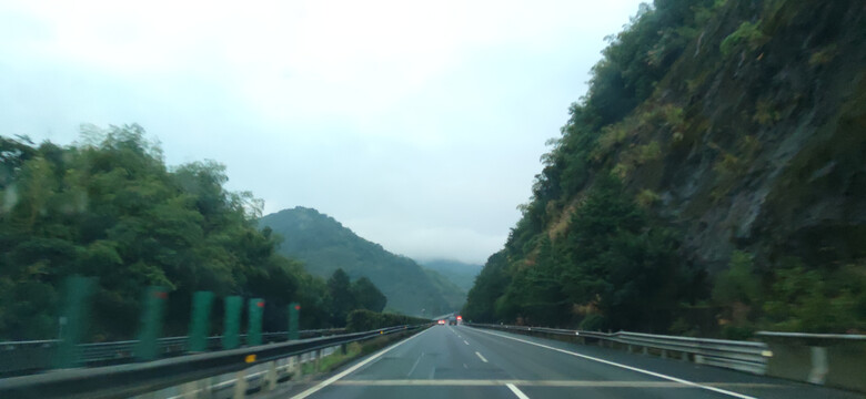 雨后高速公路