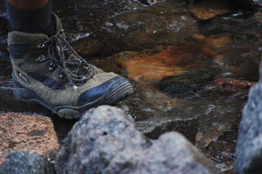 登山鞋踩在溪水中