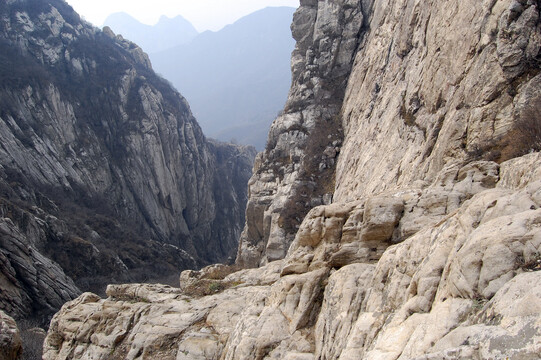 高耸嶙峋的山体山脉