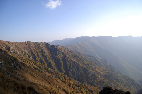 秋天宁静的大山