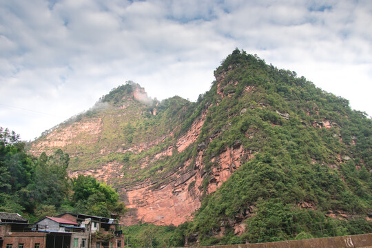 高山耸立