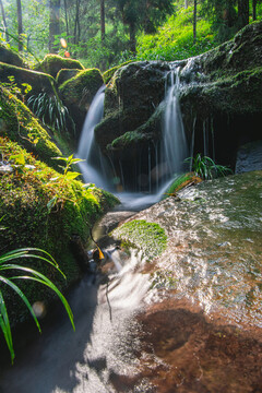 山间流水