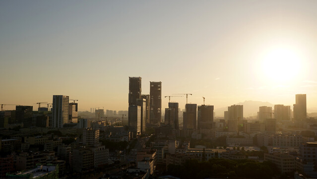 阳光照耀城市建筑高楼