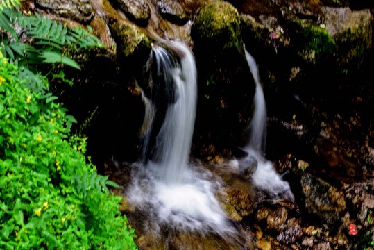 山间流水瀑布