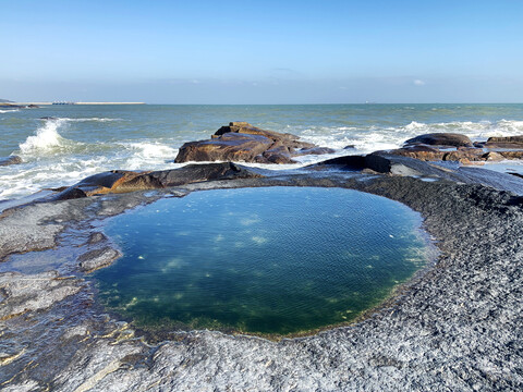 海浪边水坑