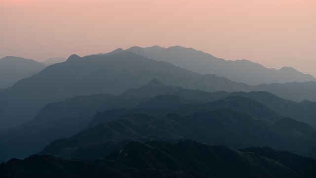 山峦余辉