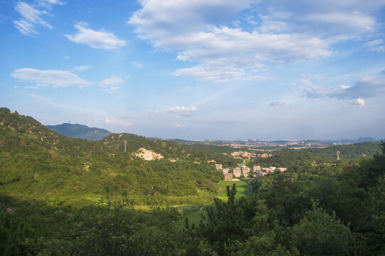 蓝天白云之下的丘陵山地