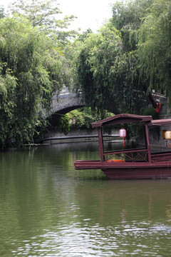湖水石桥木船