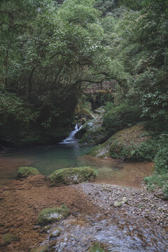 山间溪水