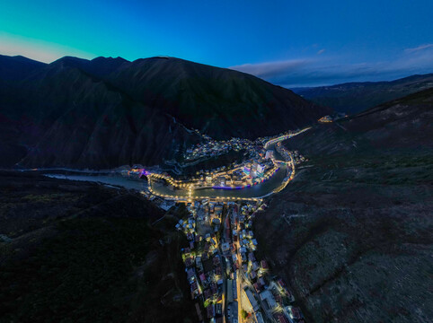 高原小城新龙夜景航拍