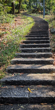 去山顶的石板路