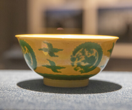 黄底绿釉云龙瓷碗