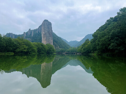 蓝天山湖水