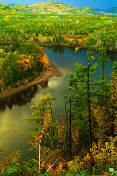 秋季河流森林
