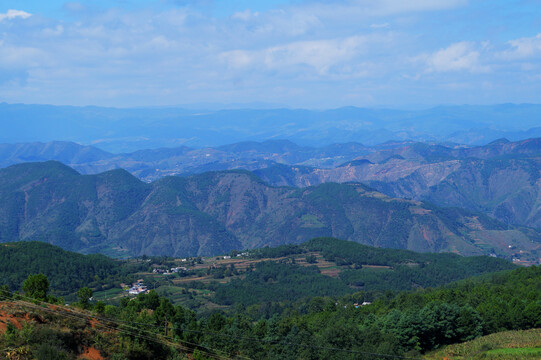 群山峻岭