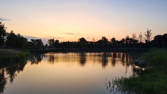 夕阳湖泊