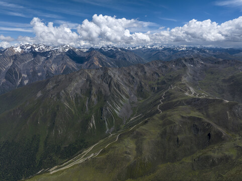 康定子梅垭口群山雪峰航拍