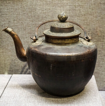 蒙古族錾花紫铜奶茶壶