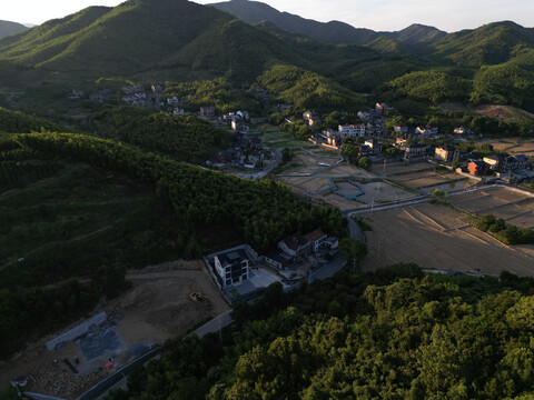 青山绿水美丽乡村俯瞰